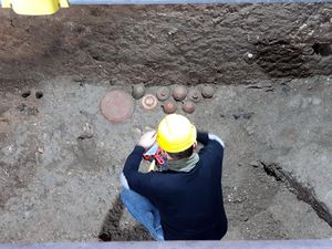 Potret Artefak Berusia 2.000 Tahun yang Baru Digali di Pompeii Potret Artefak Berusia 2.000 Tahun yang Baru Digali di Pompeii