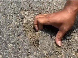 Viral Video Warga Kelupas Aspal Jalan di Blora Pakai Tangan, Ini Faktanya