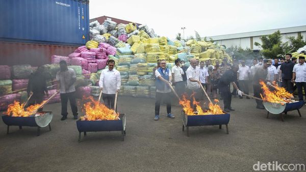 Barang Bukti Pakaian Bekas Rp 80 M Dibakar di Bekasi