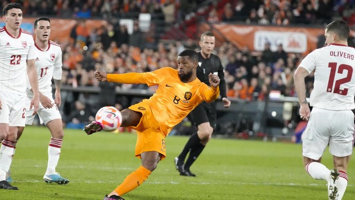 Belanda Sikat Gibraltar di Kualifikasi Euro 2024 Netherlands' Georginio Wijnaldum shoots on goal during the Euro 2024 group B qualifying soccer match between the Netherlands and Gibraltar at De Kuip stadium in Rotterdam, Netherlands, Monday, March 27, 2023. (AP Photo/Peter Dejong)