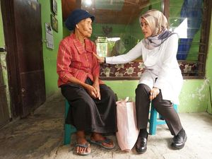 Momen Ramadhan, Bupati Ipuk Keliling Banyuwangi Jenguk Lansia Sakit