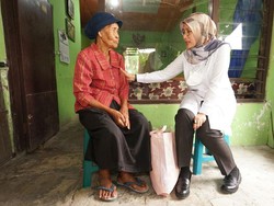 Momen Ramadhan, Bupati Ipuk Keliling Banyuwangi Jenguk Lansia Sakit