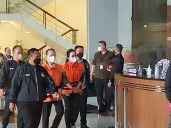 Berbaju Oranye-Diborgol, Bupati Kapuas dan Istrinya Anggota DPR Ditahan KPK