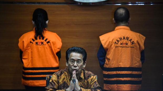 Wakil Ketua KPK Johanis Tanak (tengah) menyampaikan keterangan pers mengenai penetapan tersangka ialah Bupati Kapuas, Kalimantan Tengah Ben Brahim S Bahat (kanan) dan personil DPR Fraksi NasDem Ary Egahni di Gedung Merah Putih KPK, Jakarta, Selasa (28/3/2023). KPK menetapkan pasangan suami istri tersebut sebagai tersangka mengenai dugaan korupsi berupa pemotongan anggaran seolah-olah sebagai utang kepada penyelenggara disertai dengan penerimaan suap di lingkungan pemerintah wilayah Kabupaten Kapuas, Kalimantan Tengah dengan jumlah duit nan diterima tersangka sebesar Rp8,7 miliar. ANTARA FOTO/Sigid Kurniawan/foc.