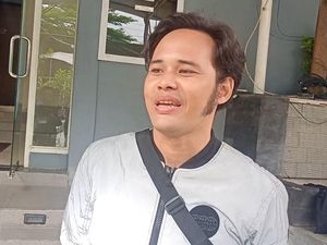Anak Deddy Dores Jual Celana Bekasnya Usai Tak Ada Pemasukan 4 Bulan Anak Deddy Dores Jual Celana Bekasnya Usai Tak Ada Pemasukan 4 Bulan