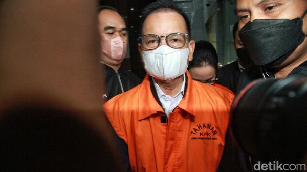 Digiring ke Mobil Tahanan, Istri Bupati Kapuas Sembunyi di Belakang Suami