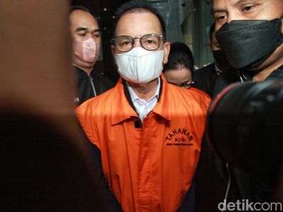 Digiring ke Mobil Tahanan, Istri Bupati Kapuas Sembunyi di Belakang Suami