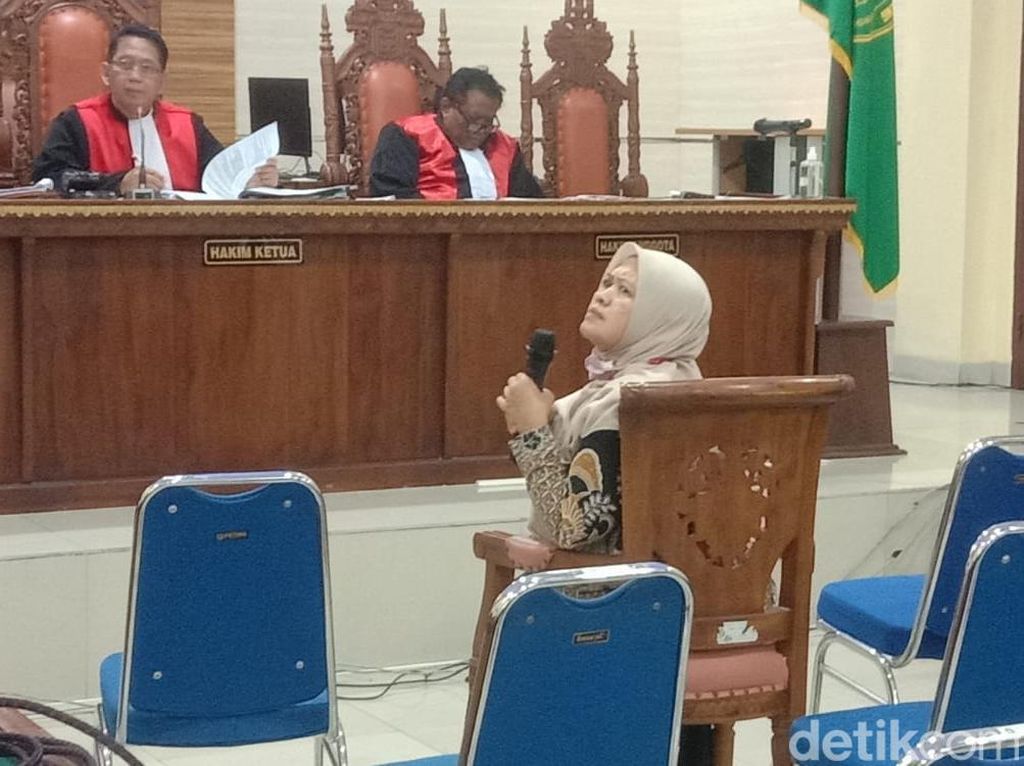 Alasan Tak Tahu, Istri Eks Rektor Unila Menolak Bersaksi untuk Suaminya Alasan Tak Tahu, Istri Eks Rektor Unila Menolak Bersaksi untuk Suaminya