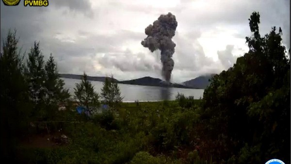 Gunung Anak Krakatau erupsi, semburkan abu vulkanik 2.157 meter (dok PVMG) Gunung Anak Krakatau erupsi, semburkan abu vulkanik 2.157 meter (dok PVMG)