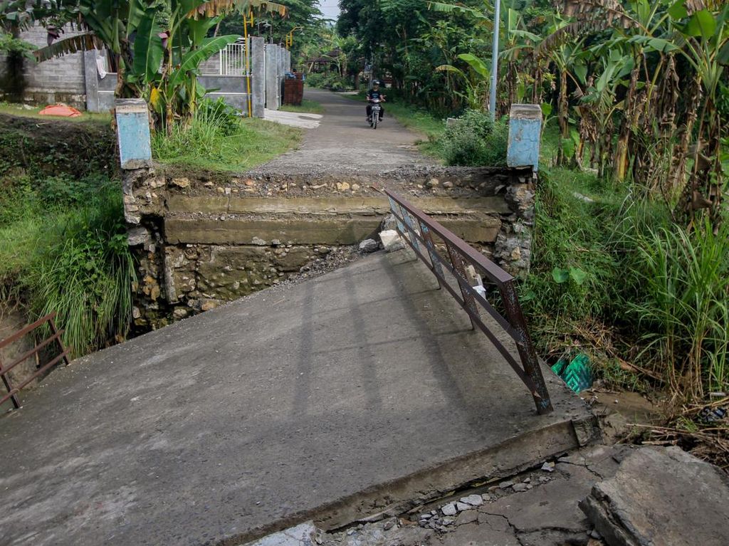 Jembatan Penghubung Antar Desa di Kabupaten Nganjuk-Jombang Roboh