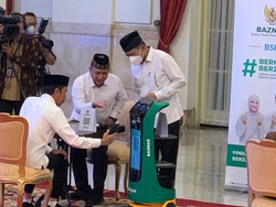 Jokowi dan Maruf Amin Bayar Zakat Pakai QR Code Lewat Baznas di Istana