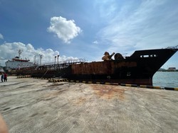 Kapal Pengangkut BBM Pertamina yang Terbakar Sudah Bersandar di Pelabuhan