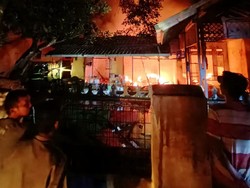 Kebakaran Hancurkan Rumah Hendra di Subang Kala Sahur