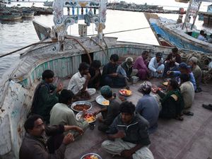 Kebersamaan Nelayan Pakistan Saat Buka Puasa di Atas Kapal