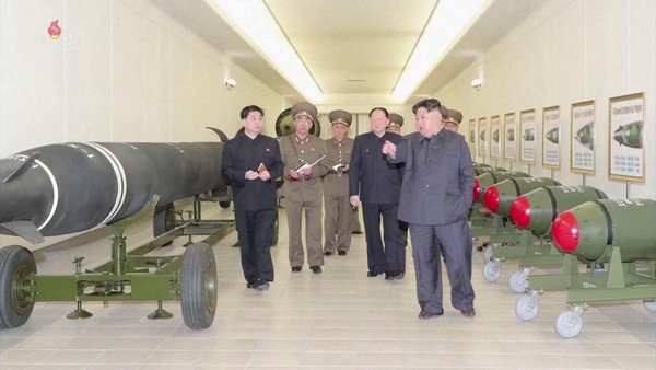 Kim Jong Un saat menginspeksi hulu ledak nuklir terbaru Korut A screen grab shows North Korean leader Kim Jong Un inspecting nuclear warheads at an undisclosed location in this undated still image used in a video. KRT/via Reuters TV/Handout via REUTERS