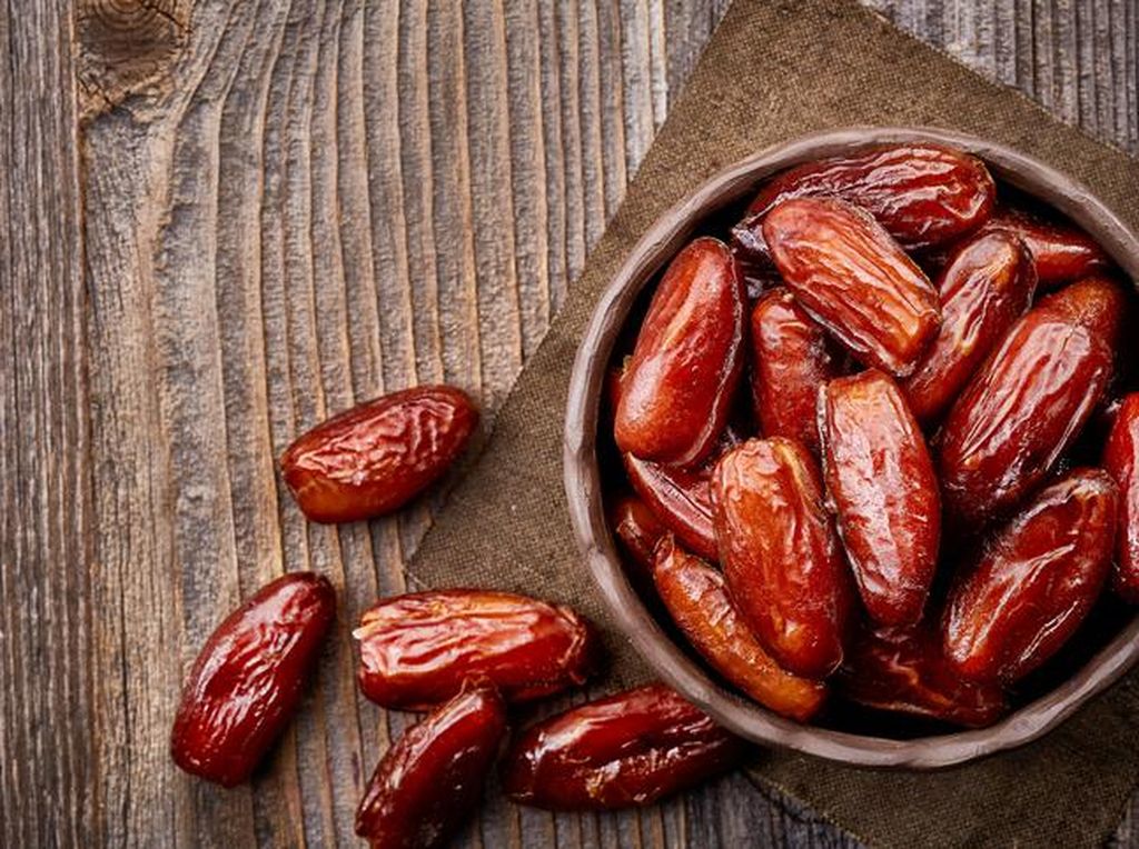 Hadits Keutamaan Sahur dan Berbuka dengan Kurma Hadits Keutamaan Sahur dan Berbuka dengan Kurma