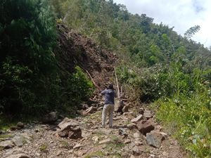 Longsor Tutup Akses 3 Desa di Mamuju, Kades Patungan Sewa Ekskavator