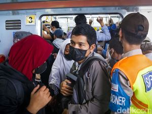 Stasiun Manggarai Sempat Penuh-Sesak! Penumpang Harus Tukar Rangkaian