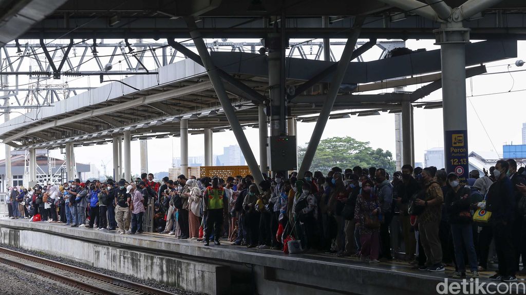 Pernyataan Anggota Komisi VI F-PDIP Evita Nursanty terkait kondisi chaos jika tidak melakukan impor kereta bekas jadi polemik. Begini lho kondisinya di Stasiun Manggarai.