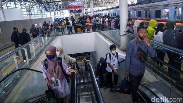 Melihat Kondisi di Stasiun Manggarai yang Ramai Setiap Hari