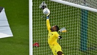 Tapi ada Mike Maignan yang terbang melakukan penyelamatan. Foto: Sportsfile via Getty Images/Piaras Ó Mídheach