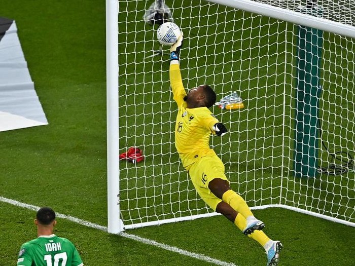 Dublin , Ireland - 27 March 2023; France goalkeeper Mike Maignan saves the header from Nathan Collins of Republic of Ireland during the UEFA EURO 2024 Championship Qualifier match between Republic of Ireland and France at Aviva Stadium in Dublin. (Photo By Piaras Ó Mídheach/Sportsfile via Getty Images)