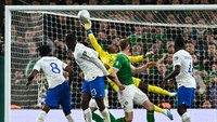 Penyelamatan krusial Maignan ini bikin Prancis mengamankan kemenangan tipis. Foto: Sportsfile via Getty Images/Eóin Noonan