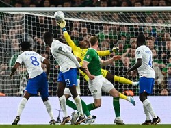 Penyelamatan krusial Maignan ini bikin Prancis mengamankan kemenangan tipis. Foto: Sportsfile via Getty Images/Eóin Noonan