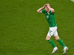 Nathan Collins tahu persis betapa pentingnya penyelamatan Maignan yang menggagalkan peluangnya bikin gol. Foto: Sportsfile via Getty Images/Piaras Ó Mídheach