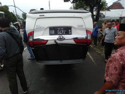 Sigra Terbalik Setelah Oleng-Serempet 2 Kendaraan di Arteri Jombang