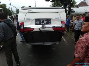 Sigra Terbalik Setelah Oleng-Serempet 2 Kendaraan di Arteri Jombang Sigra Terbalik Setelah Oleng-Serempet 2 Kendaraan di Arteri Jombang
