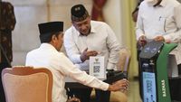 Momen Jokowi dan Maruf Amin Serahkan Zakat ke Baznas Pakai QR Code