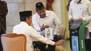 Momen Jokowi dan Maruf Amin Serahkan Zakat ke Baznas Pakai QR Code