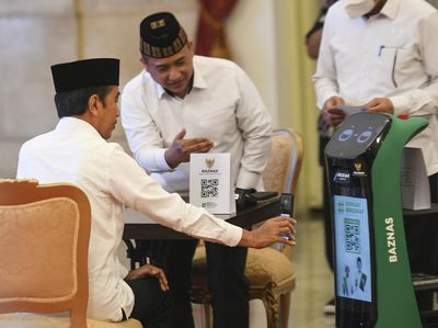 Momen Jokowi dan Maruf Amin Serahkan Zakat ke Baznas Pakai QR Code