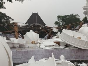 Hujan Disertai Angin, Ornamen Masjid Zayed di Balai Kota Solo Porak-poranda Hujan Disertai Angin, Ornamen Masjid Zayed di Balai Kota Solo Porak-poranda