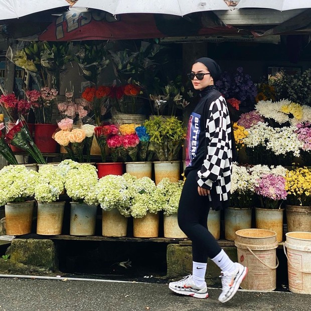 Outfit bukber ala Sivia Azizah/Foto: Instagram.com/Siviazizah Outfit bukber ala Sivia Azizah/l