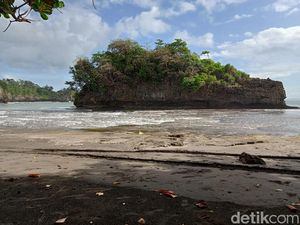 Pantai Madasari yang Konon Tempat Semedi Soekarno Pantai Madasari yang Konon Tempat Semedi Soekarno