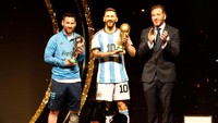 Patung ini adalah sebuah bentuk penghargaan dari CONMEBOL buat pencapaian Messi. Tampak Presiden CONMEBOL Alejandro Dominguez bersama La Pulga. Foto: REUTERS/CESAR OLMEDO