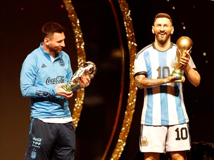 Soccer Football - Copa Libertadores - Draw - Conmebol headquarters, Luque, Paraguay - March 27, 2023 Argentina's Lionel Messi unveils a statue of himself holding the World Cup during the Conmebol event. REUTERS/Cesar Olmedo