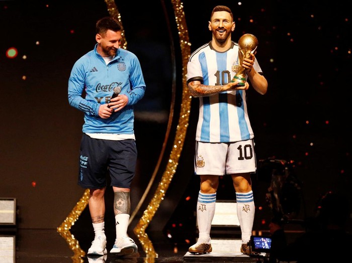 Soccer Football - Copa Libertadores - Draw - Conmebol headquarters, Luque, Paraguay - March 27, 2023 Argentina's Lionel Messi poses with a statue of himself holding the World Cup during the Conmebol event. REUTERS/Cesar Olmedo