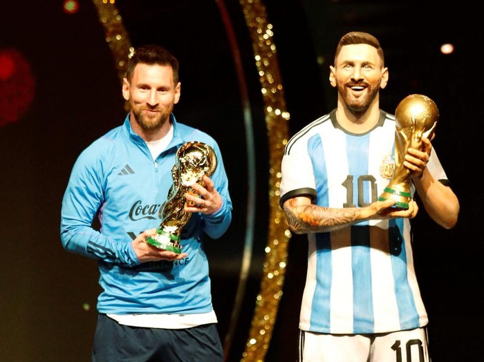 Soccer Football - Copa Libertadores - Draw - Conmebol headquarters, Luque, Paraguay - March 27, 2023 Argentina's Lionel Messi poses with a statue of himself holding the World Cup during the Conmebol event. REUTERS/Cesar Olmedo