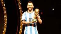 Patung Messi dengan trofi Piala Dunia ini tentu saja merujuk pada pencapaian sang megabintang asal Argentina yang membawa negaranya menjadi kampiun di Qatar lalu. Foto: REUTERS/CESAR OLMEDO