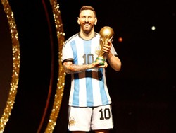 Patung Messi dengan trofi Piala Dunia ini tentu saja merujuk pada pencapaian sang megabintang asal Argentina yang membawa negaranya menjadi kampiun di Qatar lalu. Foto: REUTERS/CESAR OLMEDO