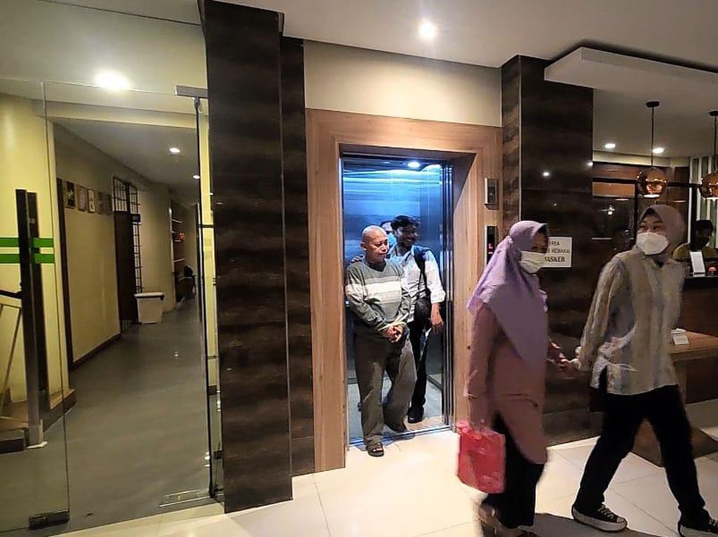 Pemilik Travel Umrah Buang ATM Penghimpun Dana Jemaah saat Diringkus!