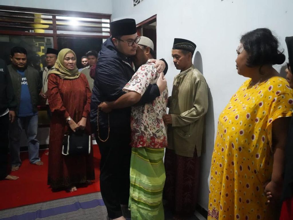 Momen Supriyono, Ayah Korban Hanyut Menangis di Pelukan Mas Dhito Momen Supriyono, Ayah Korban Hanyut Menangis di Pelukan Mas Dhito