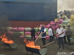 7 Ribu Bal Baju Bekas Impor Rp 80 M di Kawasan Industri Bekasi Dimusnahkan