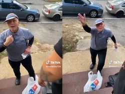 Pengantar Pizza Ngamuk Usai Menunggu 15 Menit di Depan Rumah