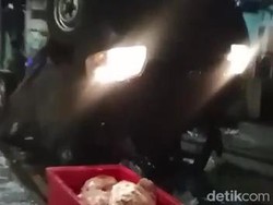 Pikap Muat Daging Ayam Terbalik Usai Tabrak Mobil Lain di Bojonegoro