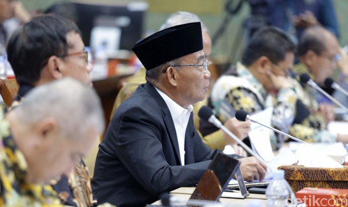 Plt Menpora Muhadjir Effendy mengikuti rapat kerja dengan Komisi X DPR. Rapat tersebut membahas terkait Piala Dunia U-20.