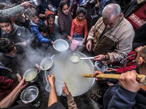Momen Berbagi Sup Gratis untuk Warga Gaza